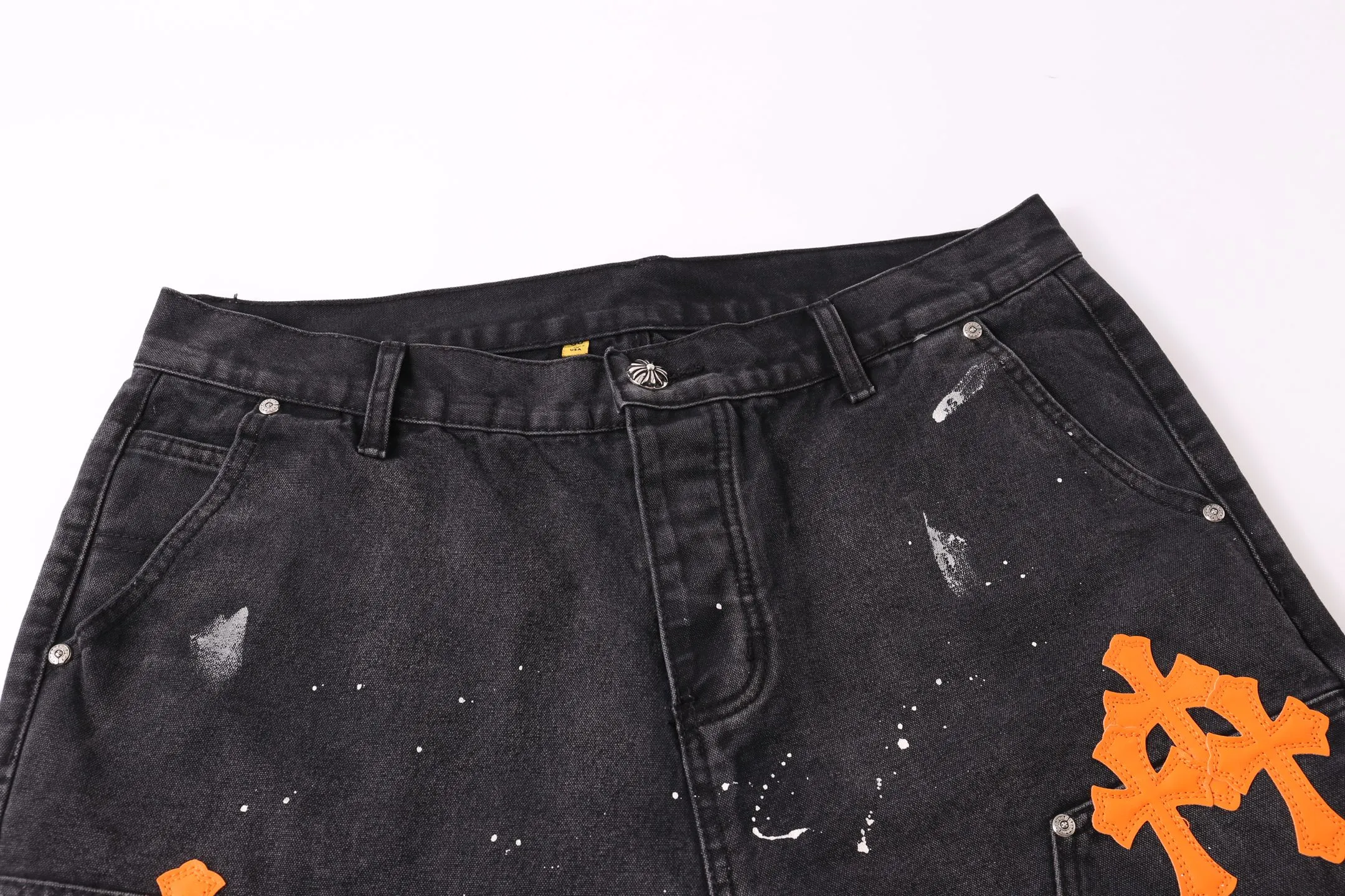 P240 Style No.: H893 GALLERY DEPT. & 𝐂𝐡𝐫𝐨𝐦𝐞 𝐇𝐞𝐚𝐫𝐭 Croxin co-branded ss25 wood splash ink hand-painted stitching multi-pocket micro-flared denim shorts. Styles with different washed textures are very friendly to people with thin legs. The micro-flared version perfectly modifies the leg shape. The timeless and moderate length makes it easy to match and match. It is the basis for various styles and is a must-have in your wardrobe! The fabric is stiff but also makes the upper body soft without losing texture. The washing process is even more perfect. It is a must-have item for everyone! ! ! Washed wheat, hang tag, pants label, three labels complete Color: black Size: 28-30-32-34-36